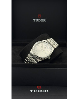 Tudor Royal 41